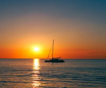 Cancún: Sunset Catamaran Adults Only Cruise with Live Music and Drinks